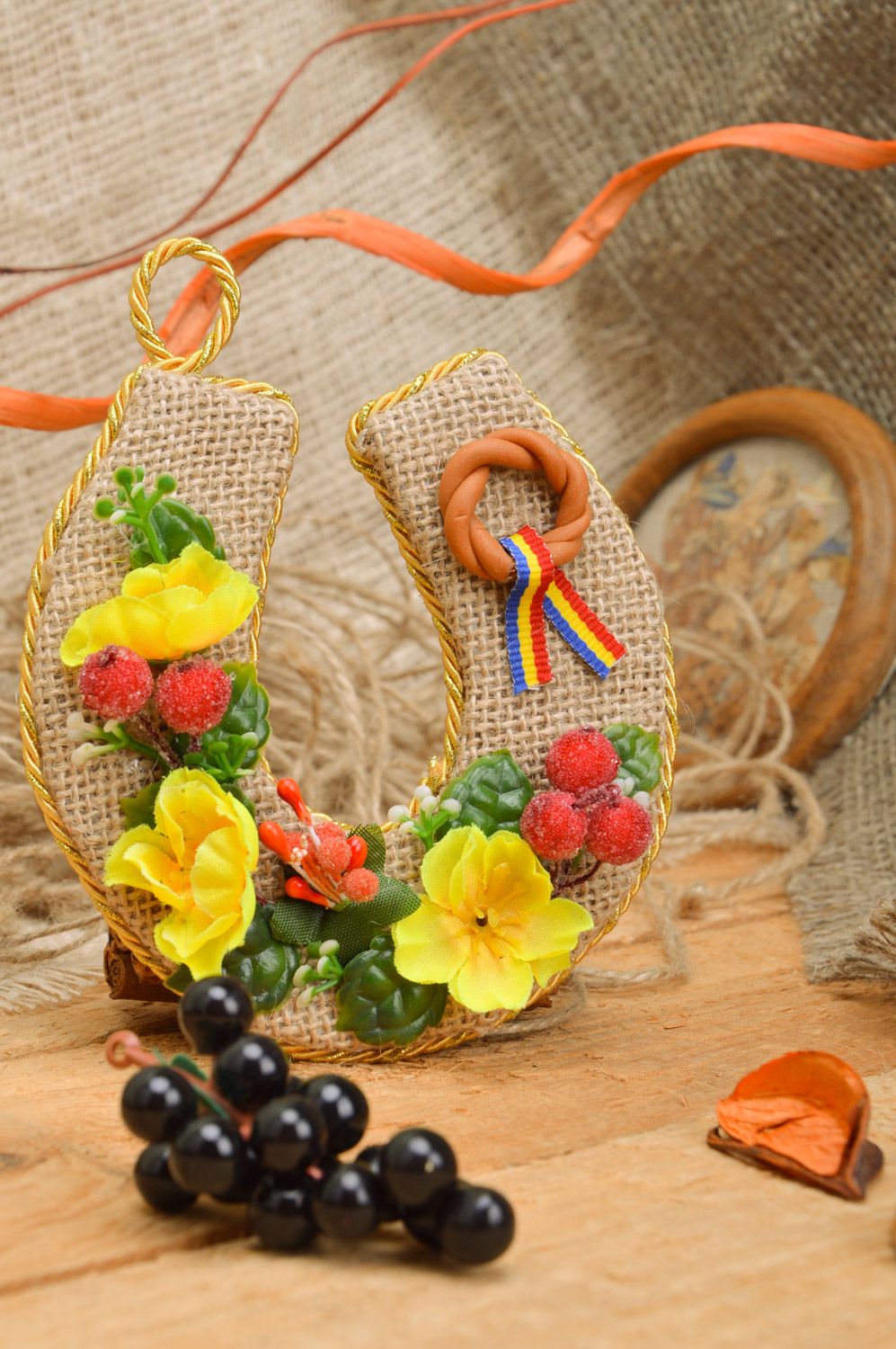 Handmade Deko Anhänger Hufeisen aus Sackleinen mit Kunstblumen für Interieur foto 1