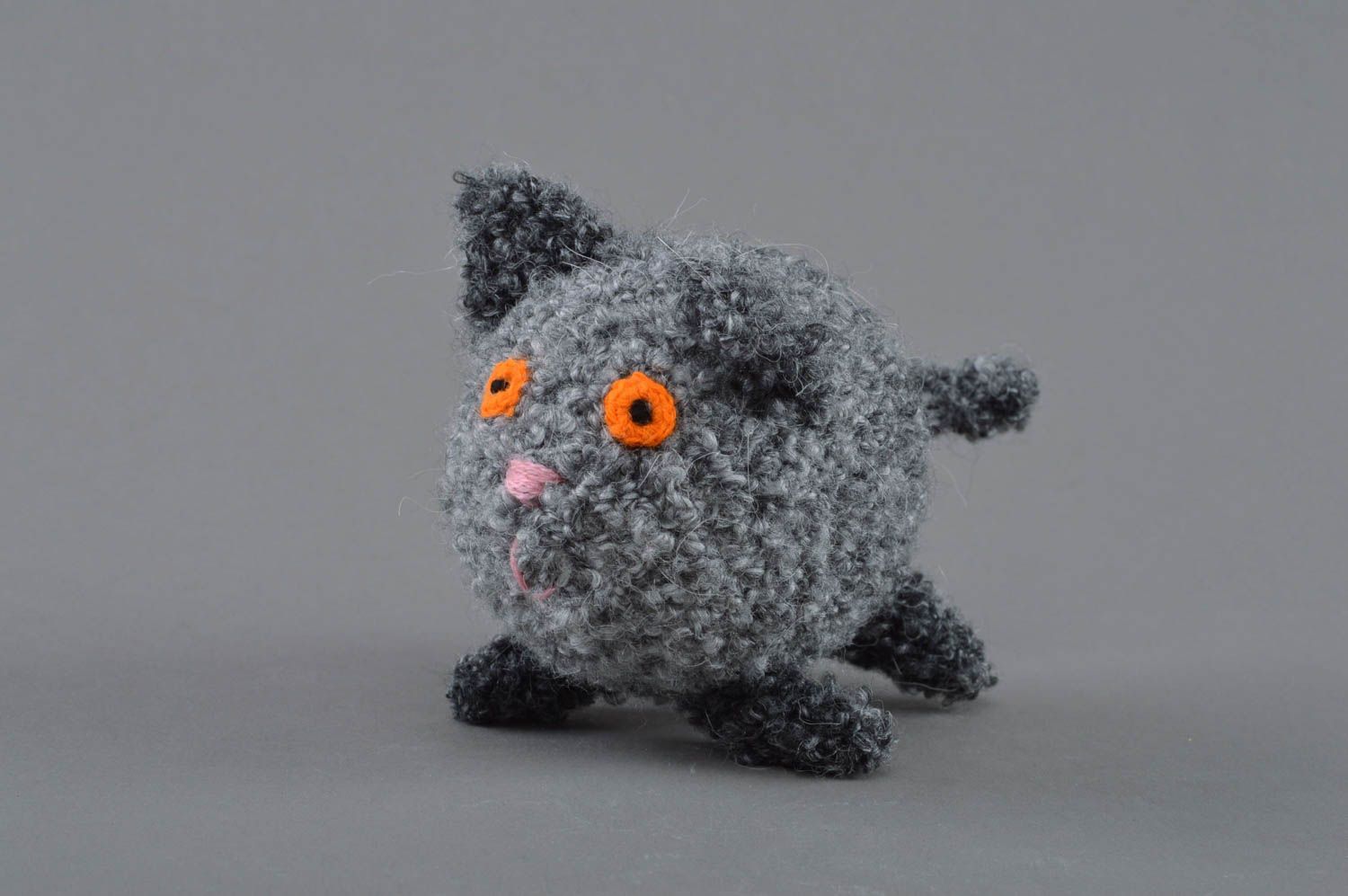 Juguete de peluche tejido con forma de gato artesanal gris claro pequeño bonito foto 1