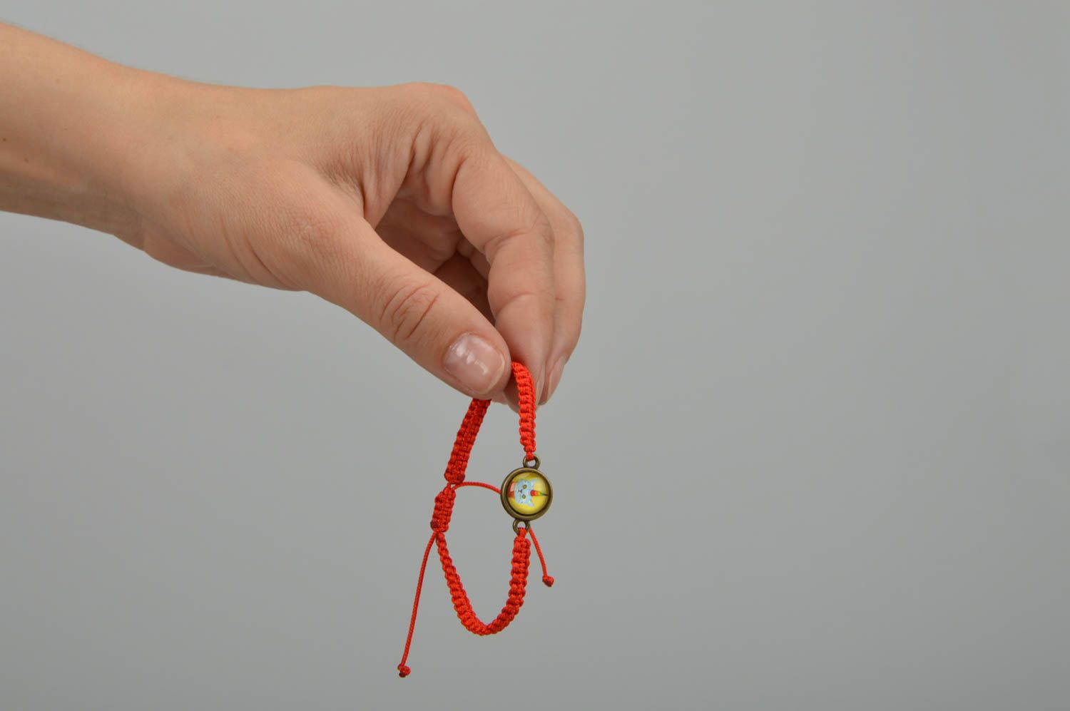 Bracelet tressé rouge en lacet ciré et décoration en métal fait main bijou joli photo 2