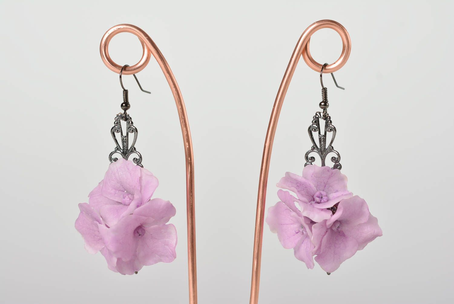 Fliederblaue zarte handgemachte Ohrringe mit Blumen aus Polymerton für Damen foto 1
