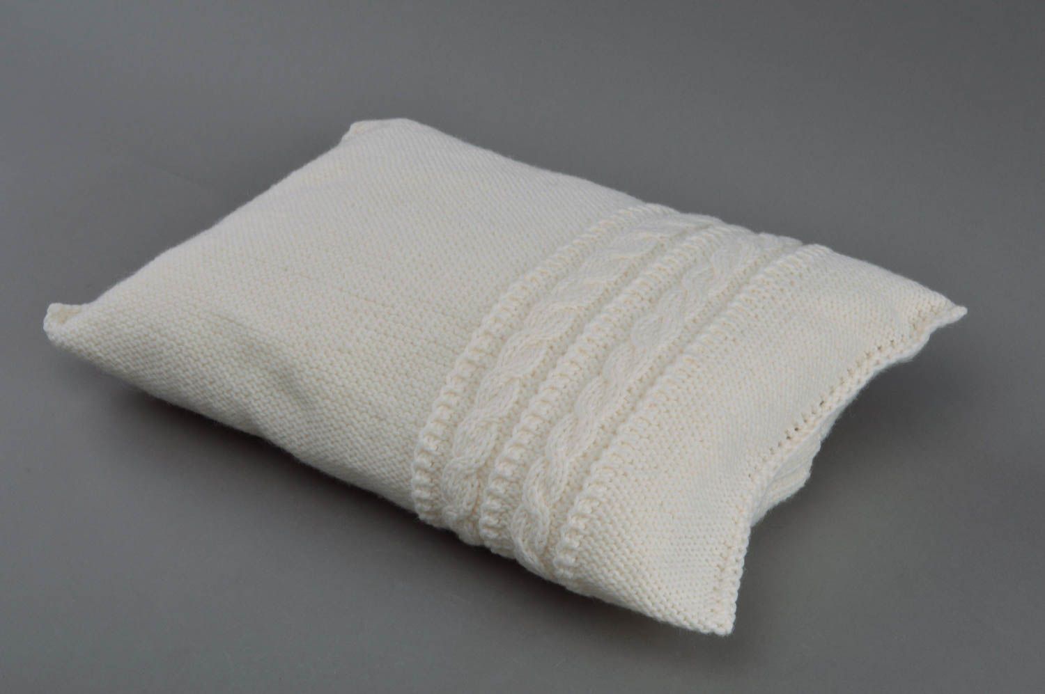 Coussin tricoté en fils acryliques et de laine blanc fait main avec boutons photo 3