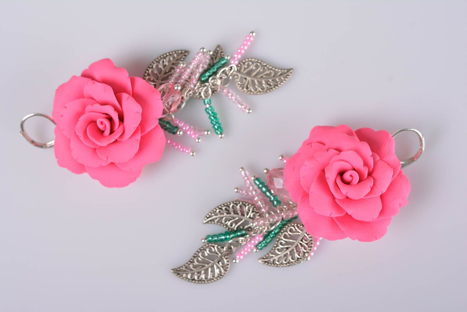 Handgemachte Blumen Ohrringe aus Polymerton und Glasperlen in Form der Rosen foto 5