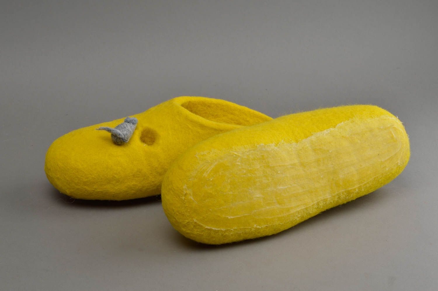Originelle gefilzte gelbe Hausschuhe für Damen aus Naturwolle handmade Käse foto 4