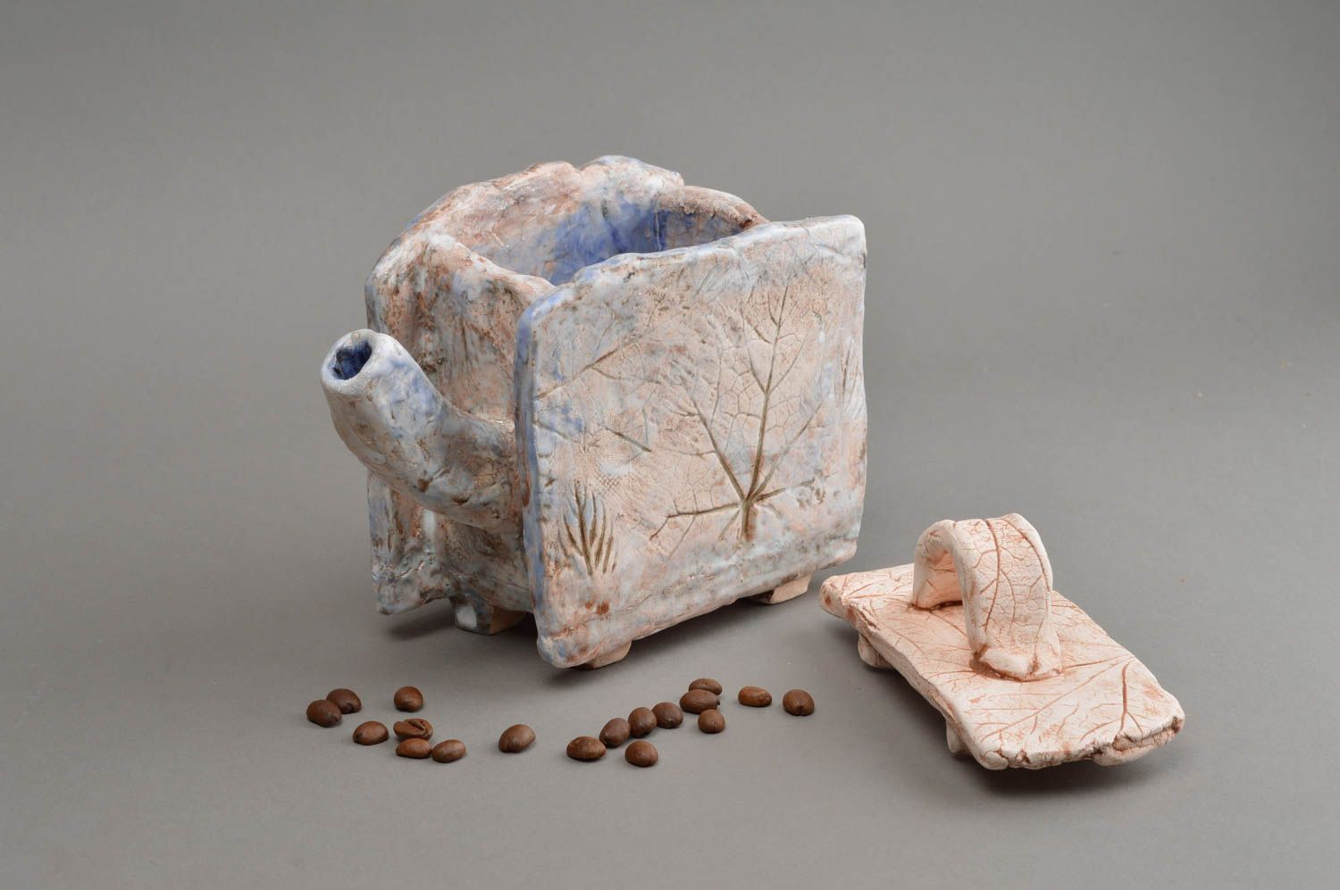 Статуэтка из шамотной глины расписанная глазурью в виде чайника ручной работы фото 1