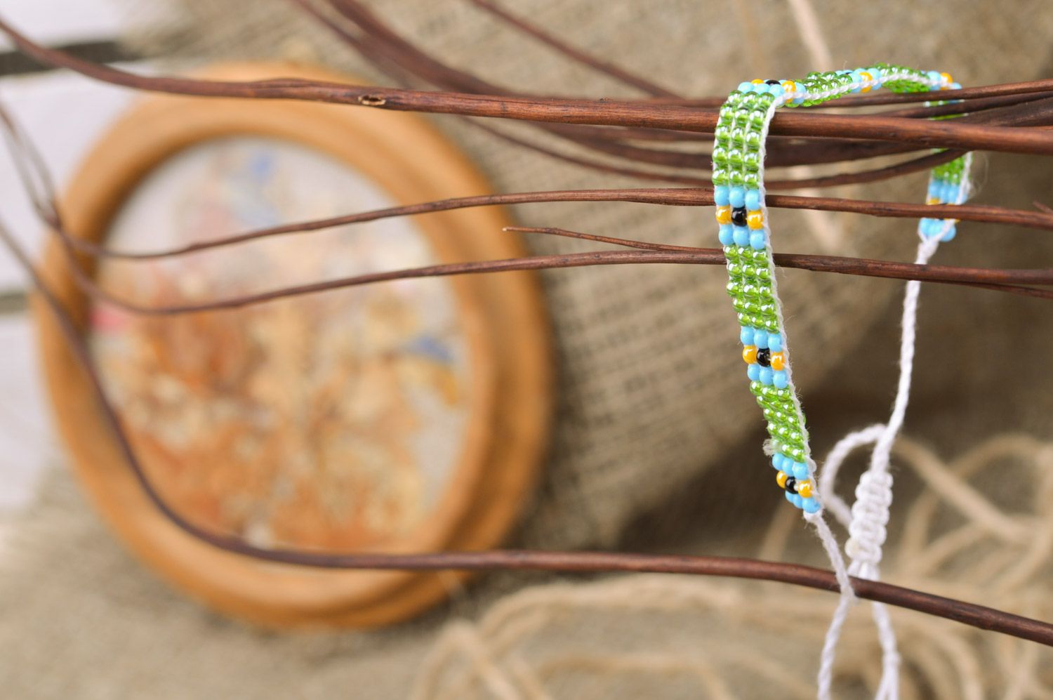 Pulsera de abalorios artesanal verde clara con cordones con flores azules foto 1