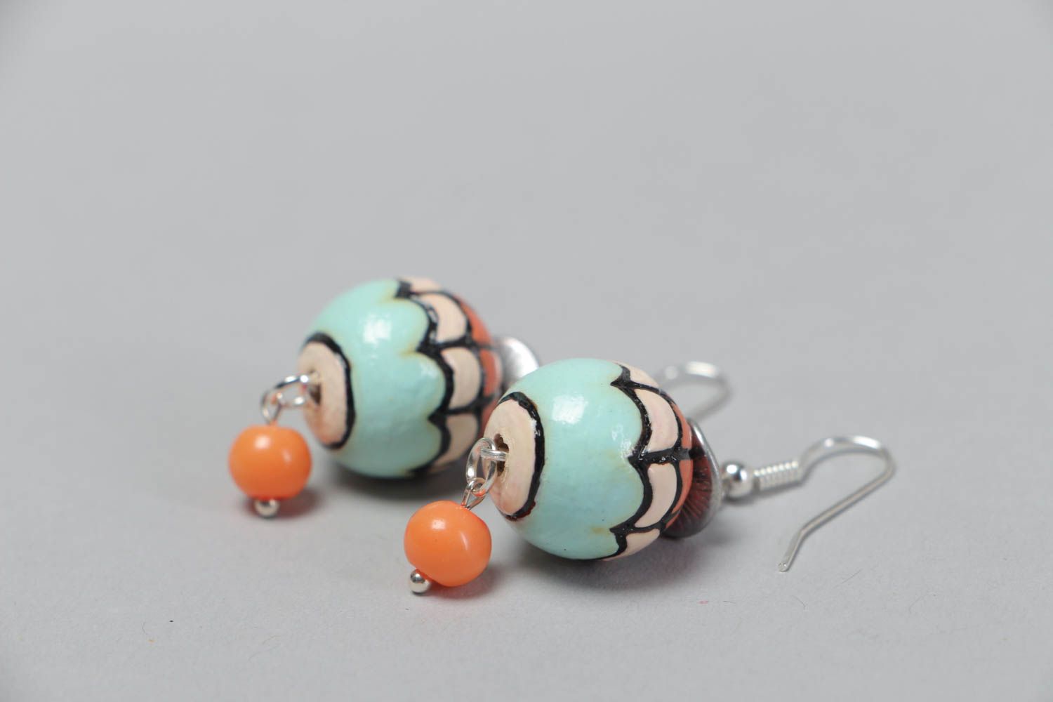 Boucles d'oreilles avec perles en bois multicolores peintes faites main photo 3