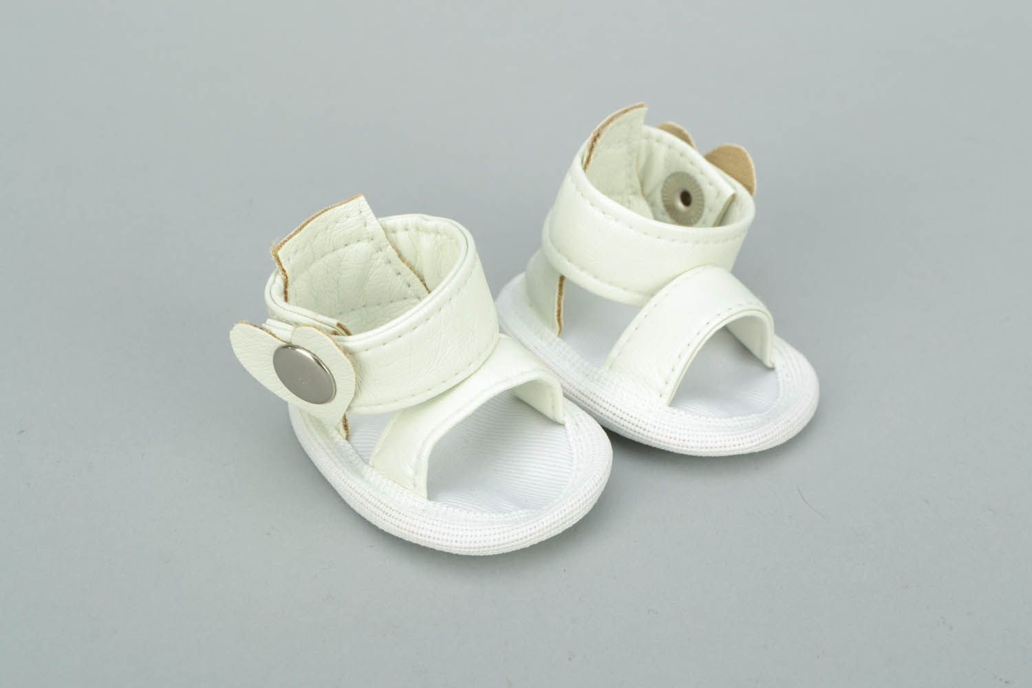 Sandálias brancas para bonecas sapatos de boneca artesanais foto 4