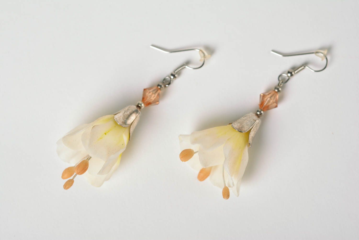 Boucles d'oreilles fleurs jaune clair pendantes en pâte polymère japonaise photo 2
