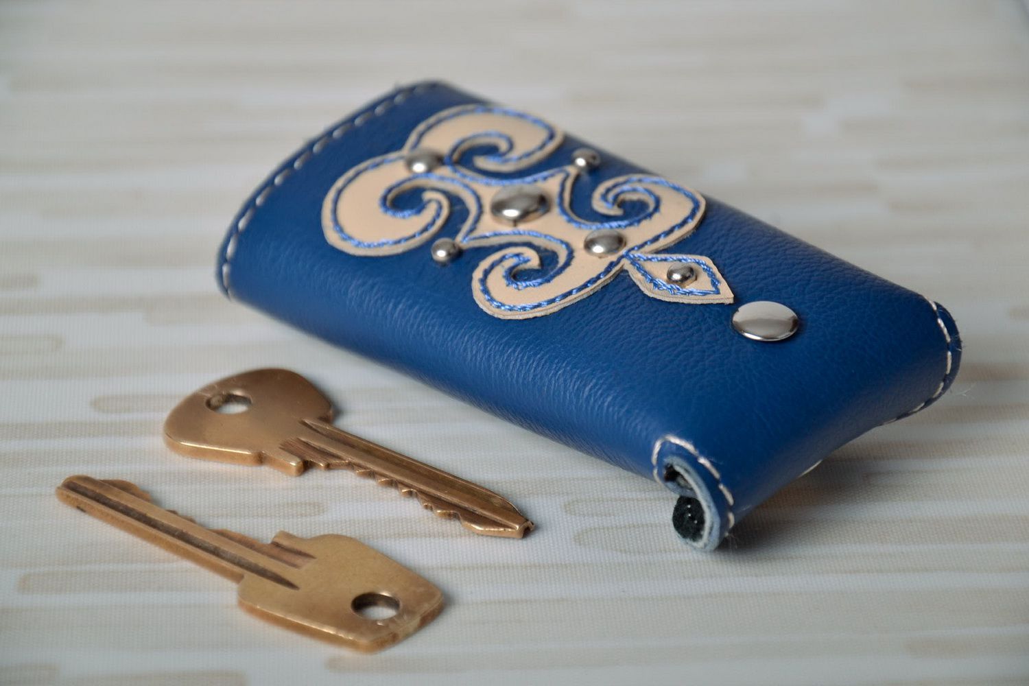 Leather key holder with application photo 1