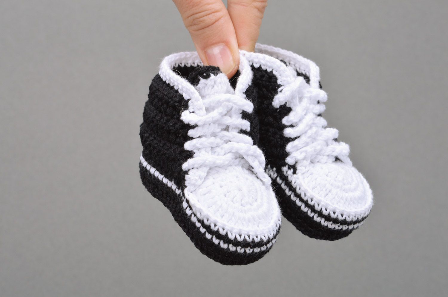 Handmade crochet baby booties in black and white colors with shoelaces photo 3