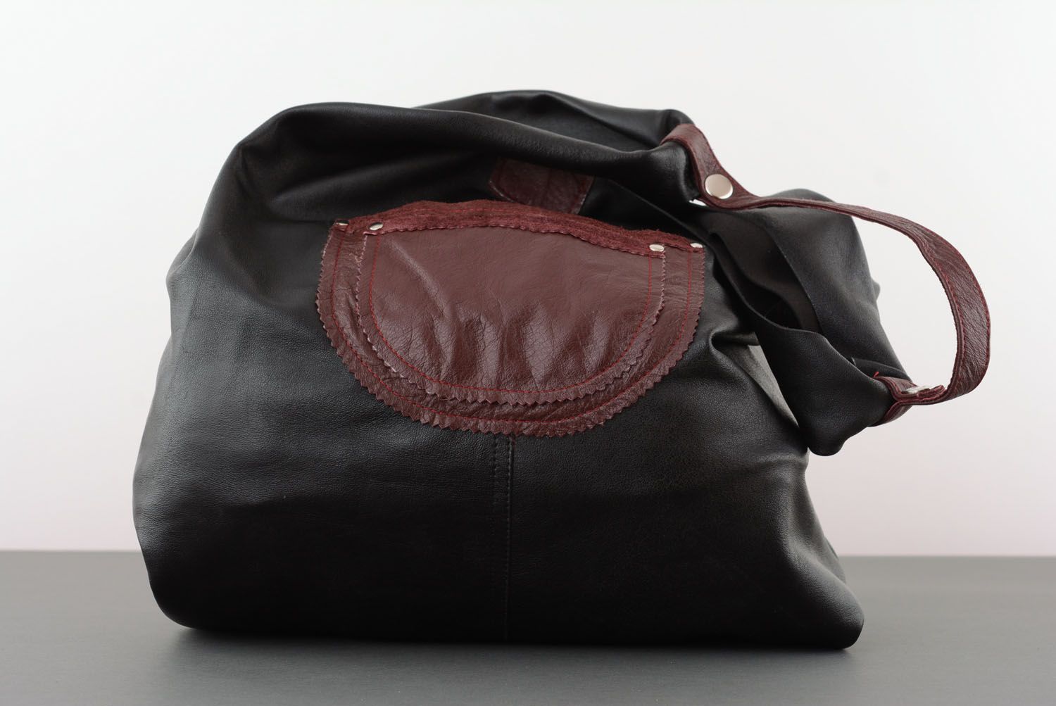 Schwarze Handtasche aus Leder foto 2