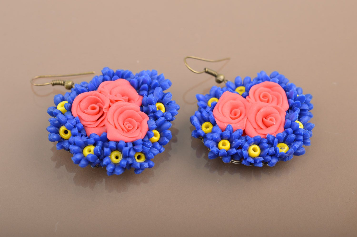 Крупные серьги подвески с цветами из полимерной глины ручной работы розовые синие фото 3