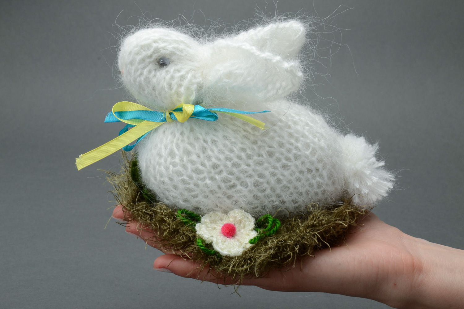 Jouet mou tricoté au crochet blanc fait main décoratif original Lapin de Pâques photo 5