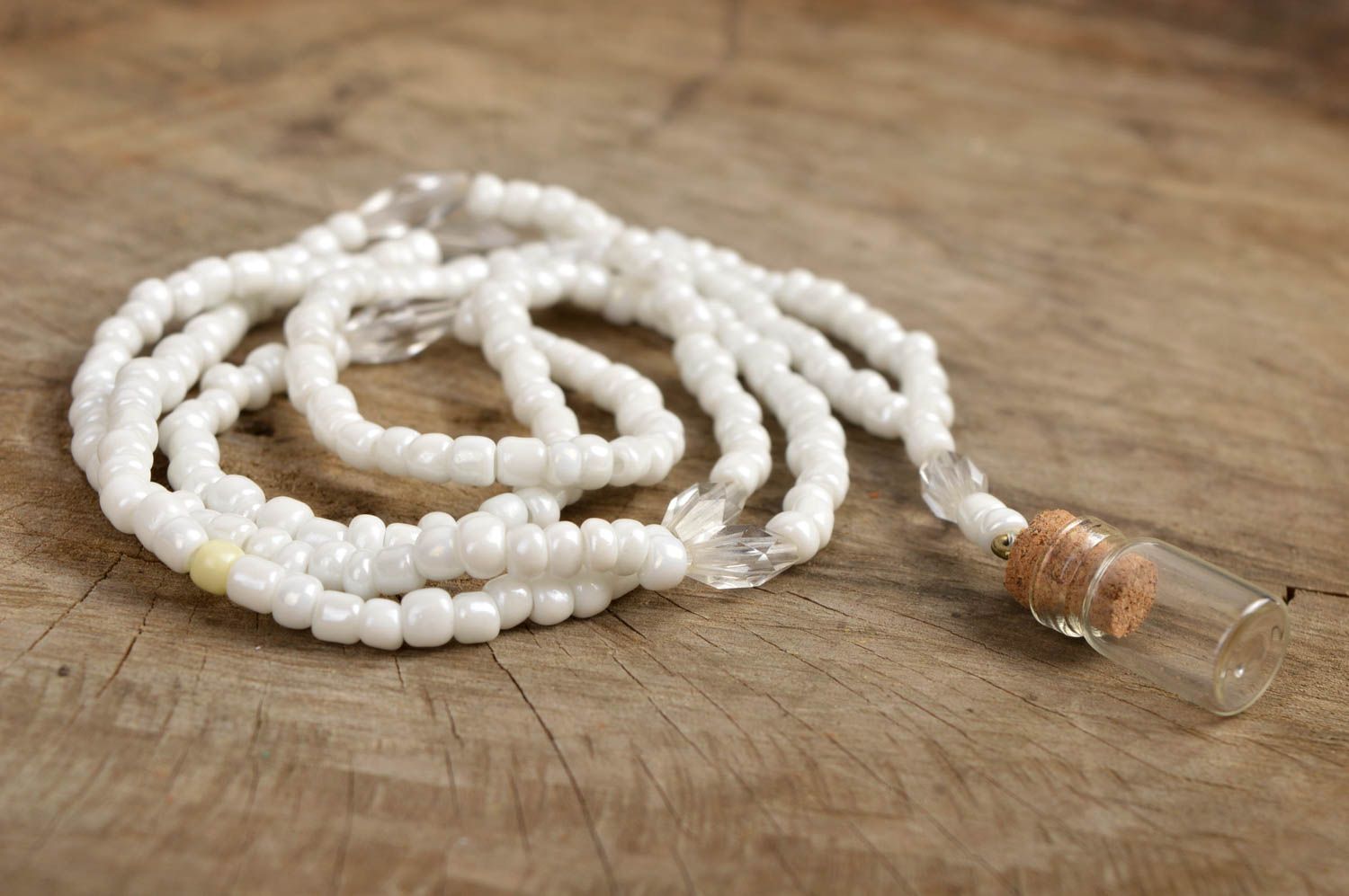 Pendentif fiole Bijou fait main perles fantaisie blanches Accessoire femme photo 1
