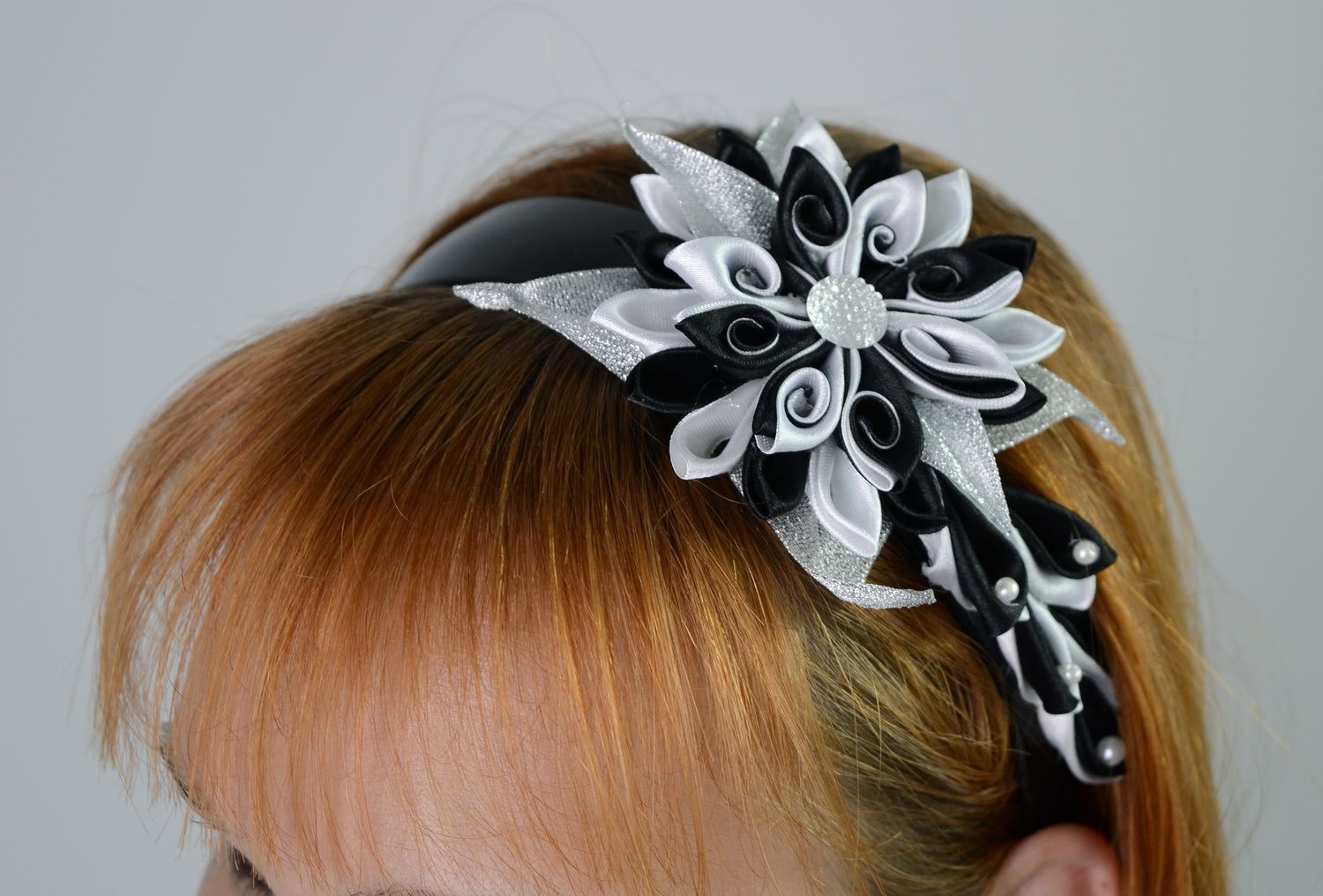 Aro de cabelo, coroa de flores na cabeça com uma flor de cetim foto 5