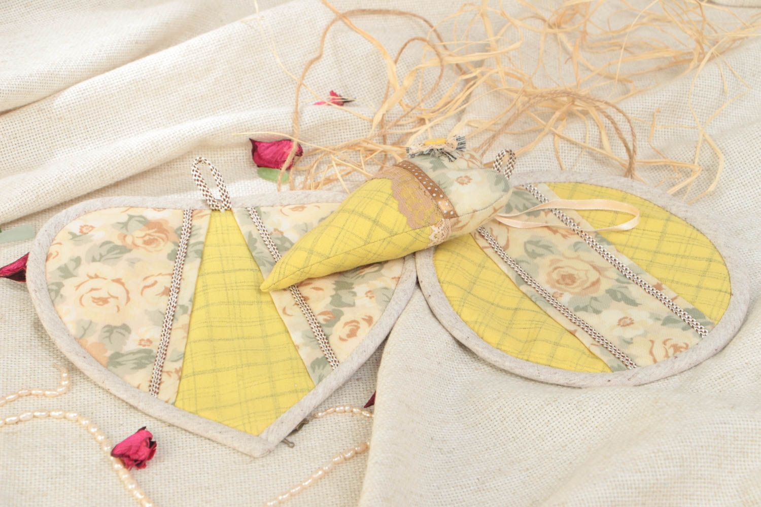Deux maniques en tissu à motif floral et une suspension décorative faites main photo 1