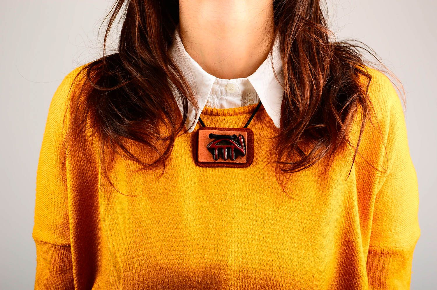 Pendentif rectangulaire Bijou fait main argile cuir original Accessoire femme photo 1