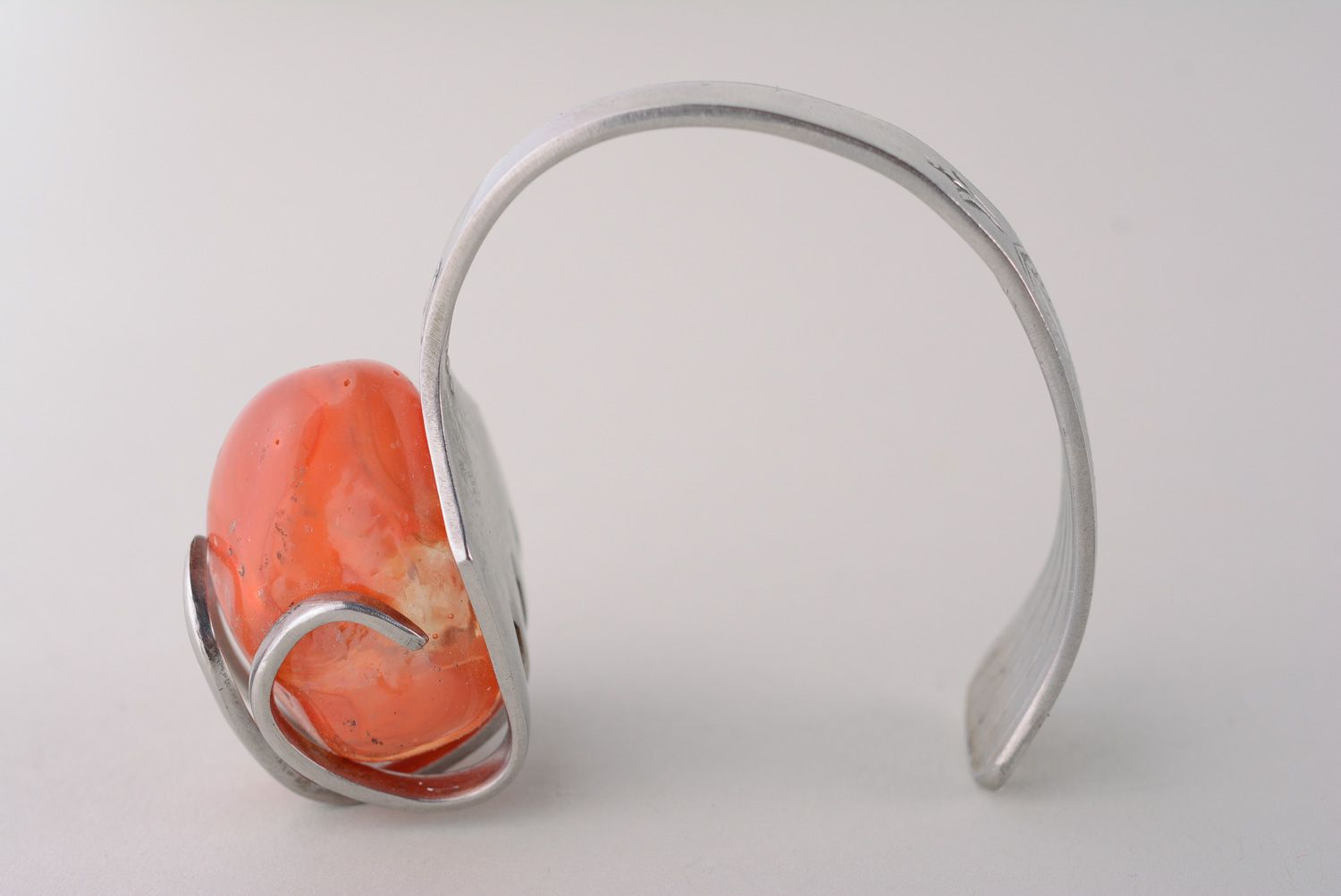 Joli bracelet en métal et pierre naturelle orange fait main pour femme photo 4