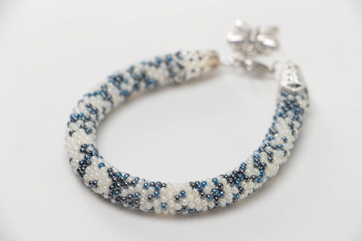 Bracelet spirale en perles de rocaille tchèques fait main avec breloque papillon photo 4