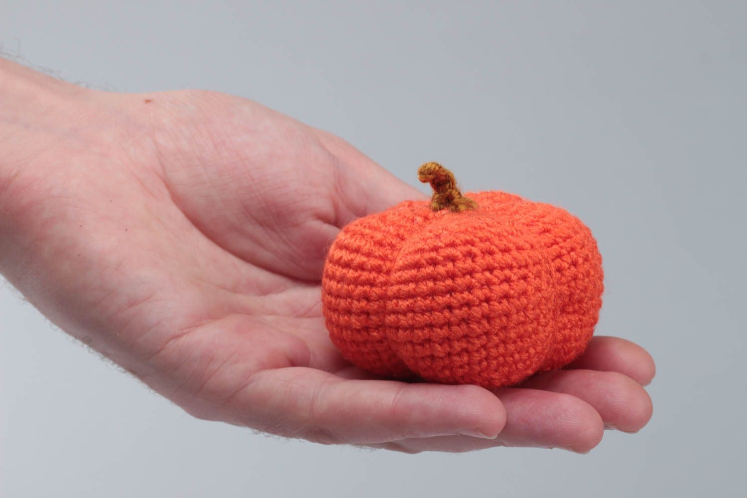 Petit jouet mou tricoté orange en forme de citrouille fait main au crochet photo 5