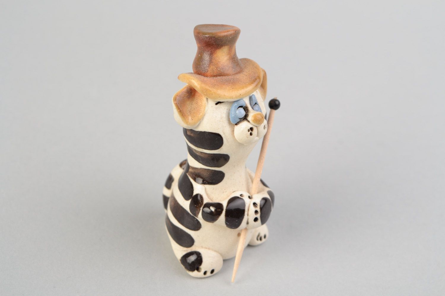 Figura de cerámica hecha a mano y pintada con barniz con forma de gato ilusionista  foto 4