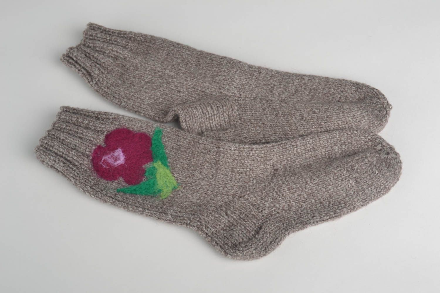 Chaussettes tricot faites main Vêtement femme grises avec fleurs Cadeau original photo 2