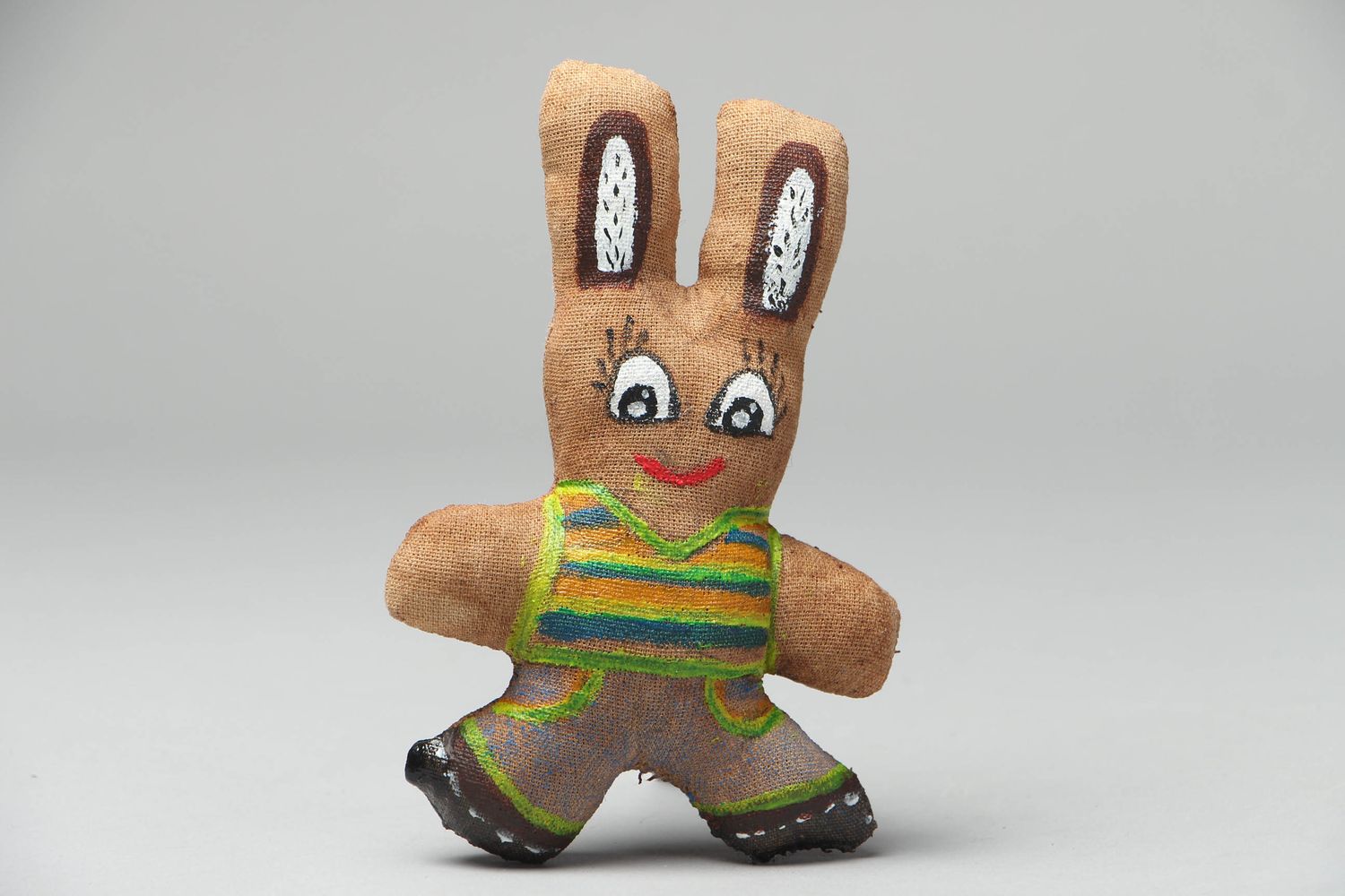 Handmade Kuscheltier Hase mit Bemalung foto 1