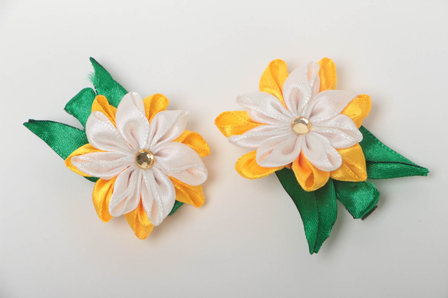 Blumen Haarspangen Set aus Atlasbändern 2 Stück künstlerische Handarbeit foto 2