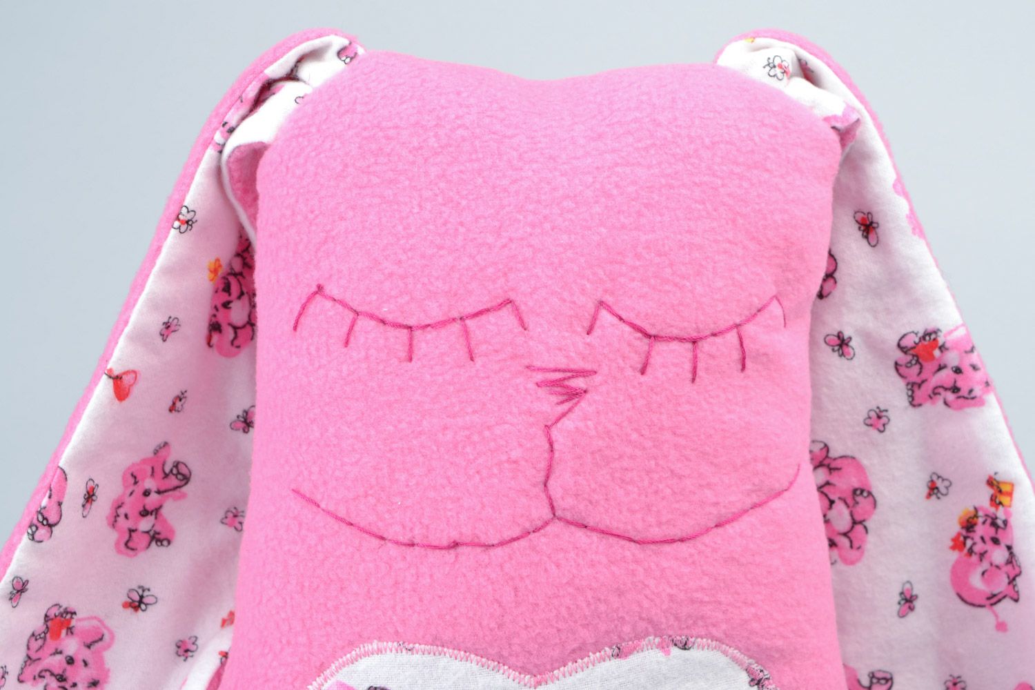 Интерьерная игрушка-подушка в виде розового зайчика из флиса ручной работы фото 4
