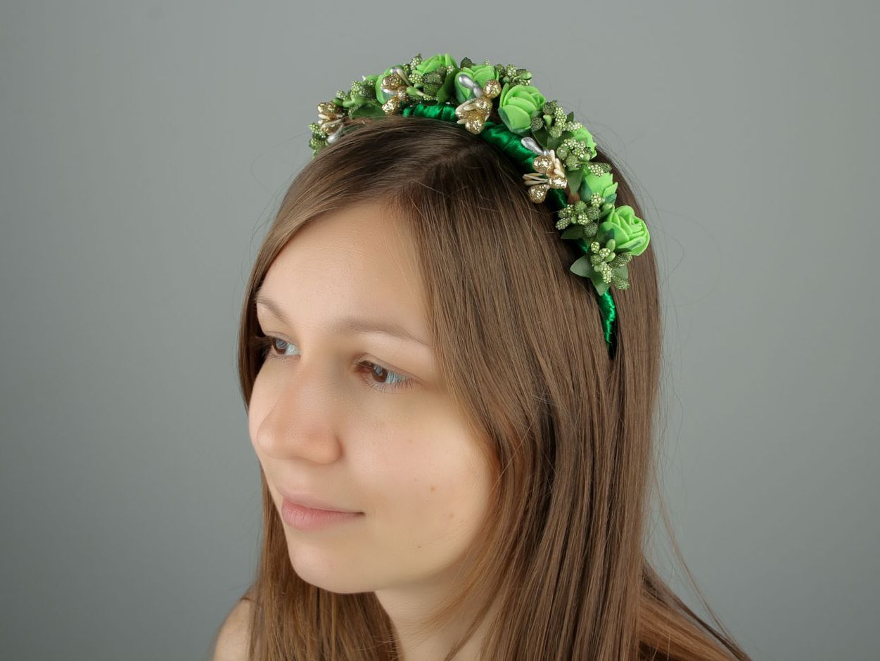 Grinalda artesanal para cabelo verde foto 1