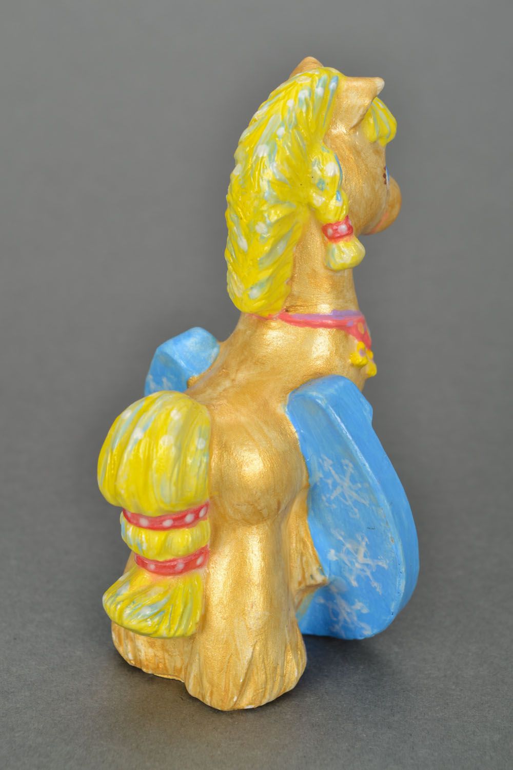 Estatueta de gesso pintada com tintas acrílicas em forma do cavalo  foto 5
