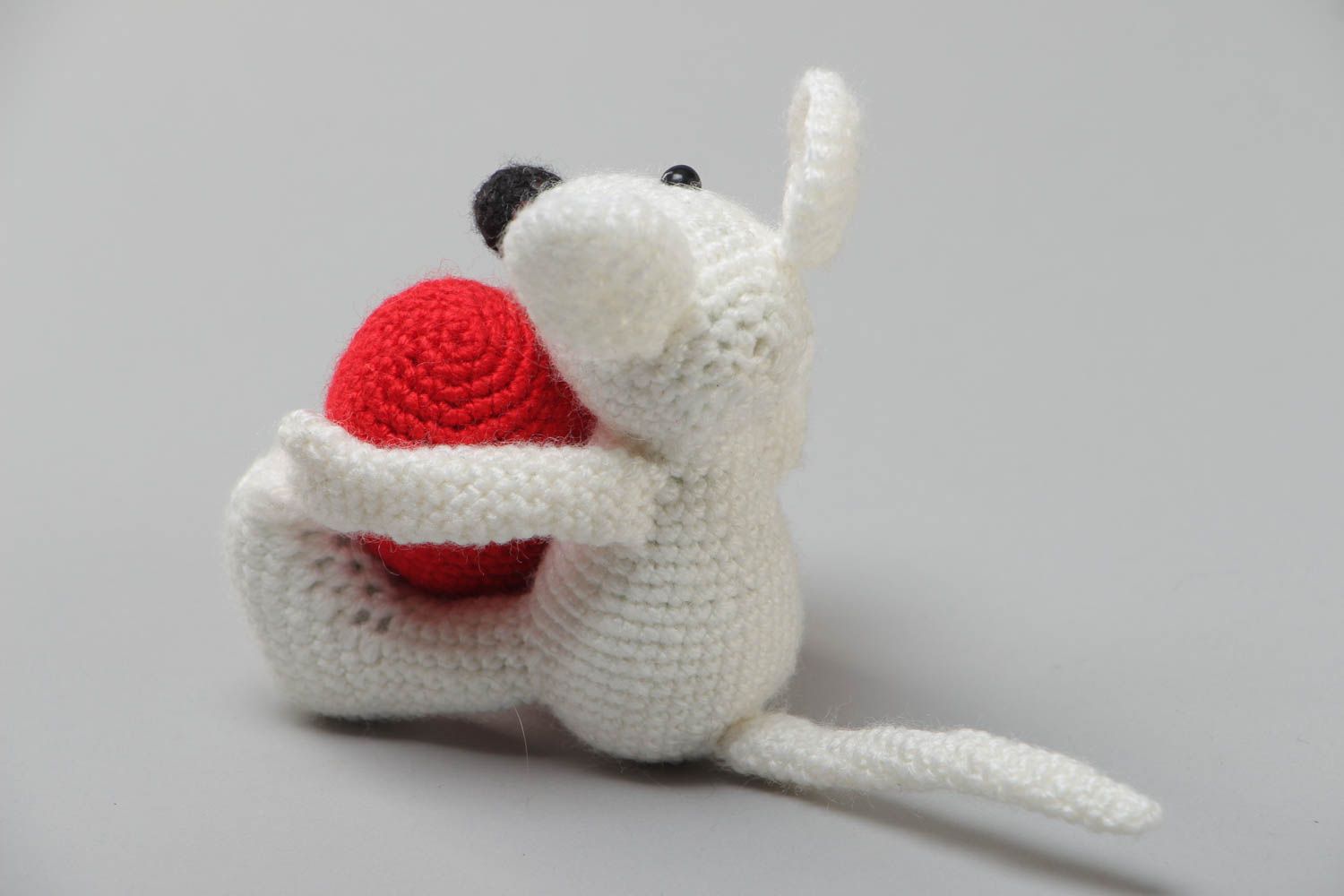 Handmade soft toy crocheted of acrylics in the shape of white mouse with heart photo 4
