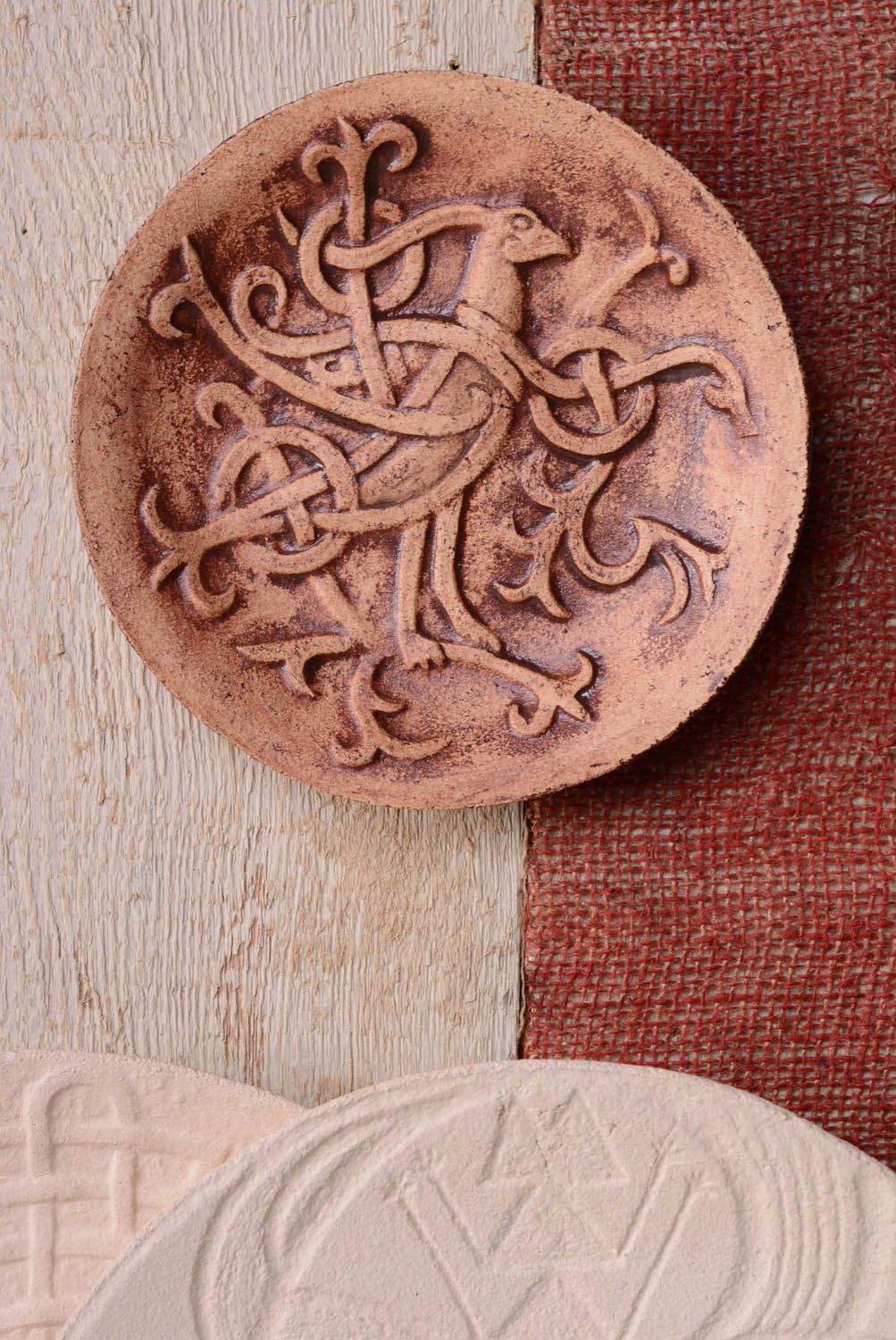 Prato decorativo de argila feito à mão para decoração da parede em estilo étnico Rarog foto 3