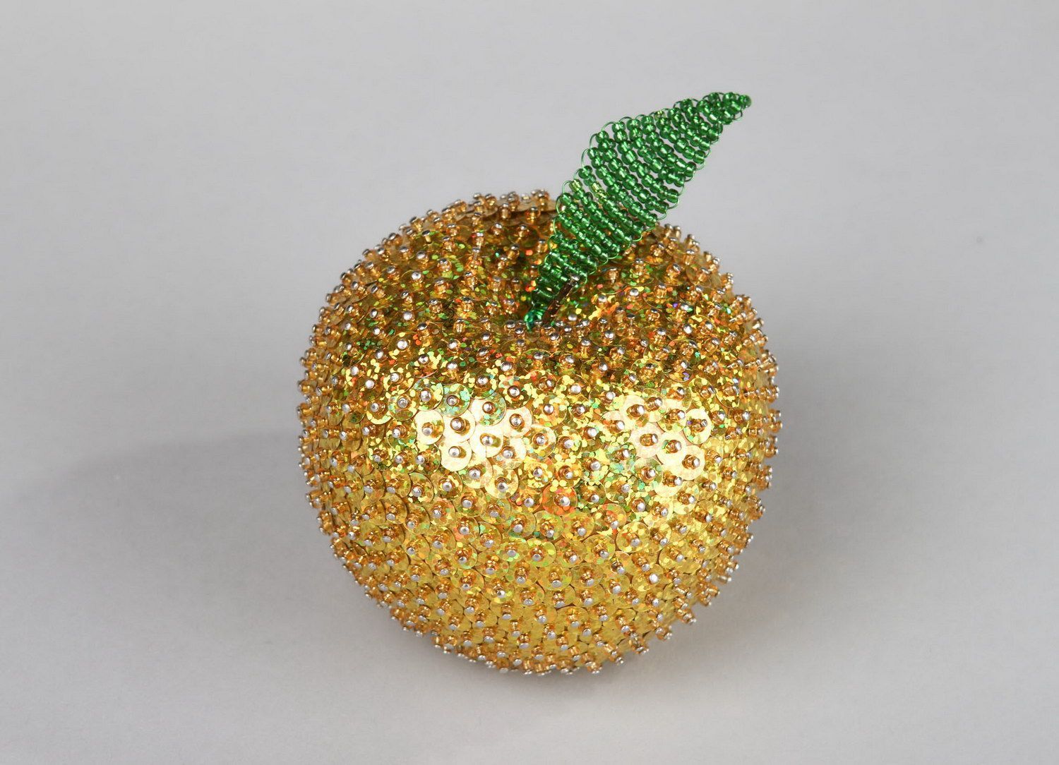 Pomme artificielle décorative en perles de rocailles  photo 1