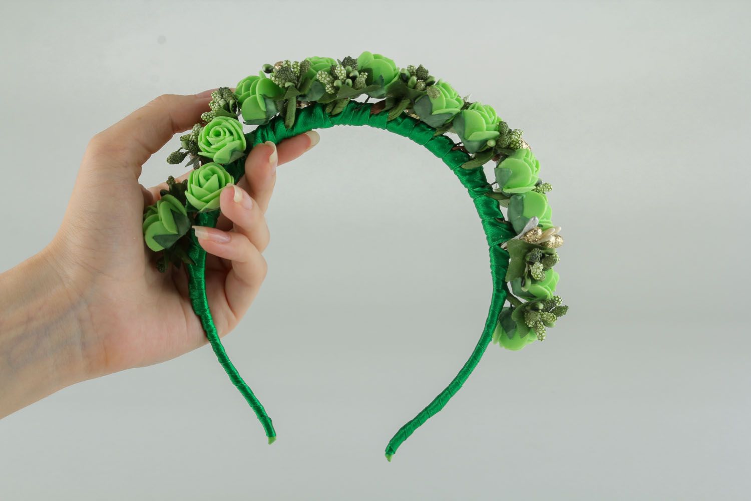 Grinalda artesanal para cabelo verde foto 5