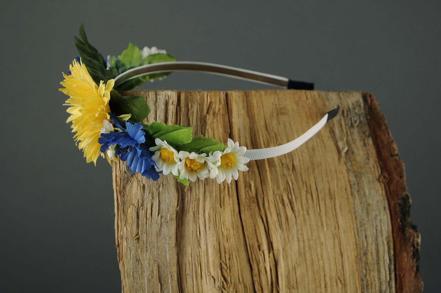 Headband made of artificial flowers photo 1