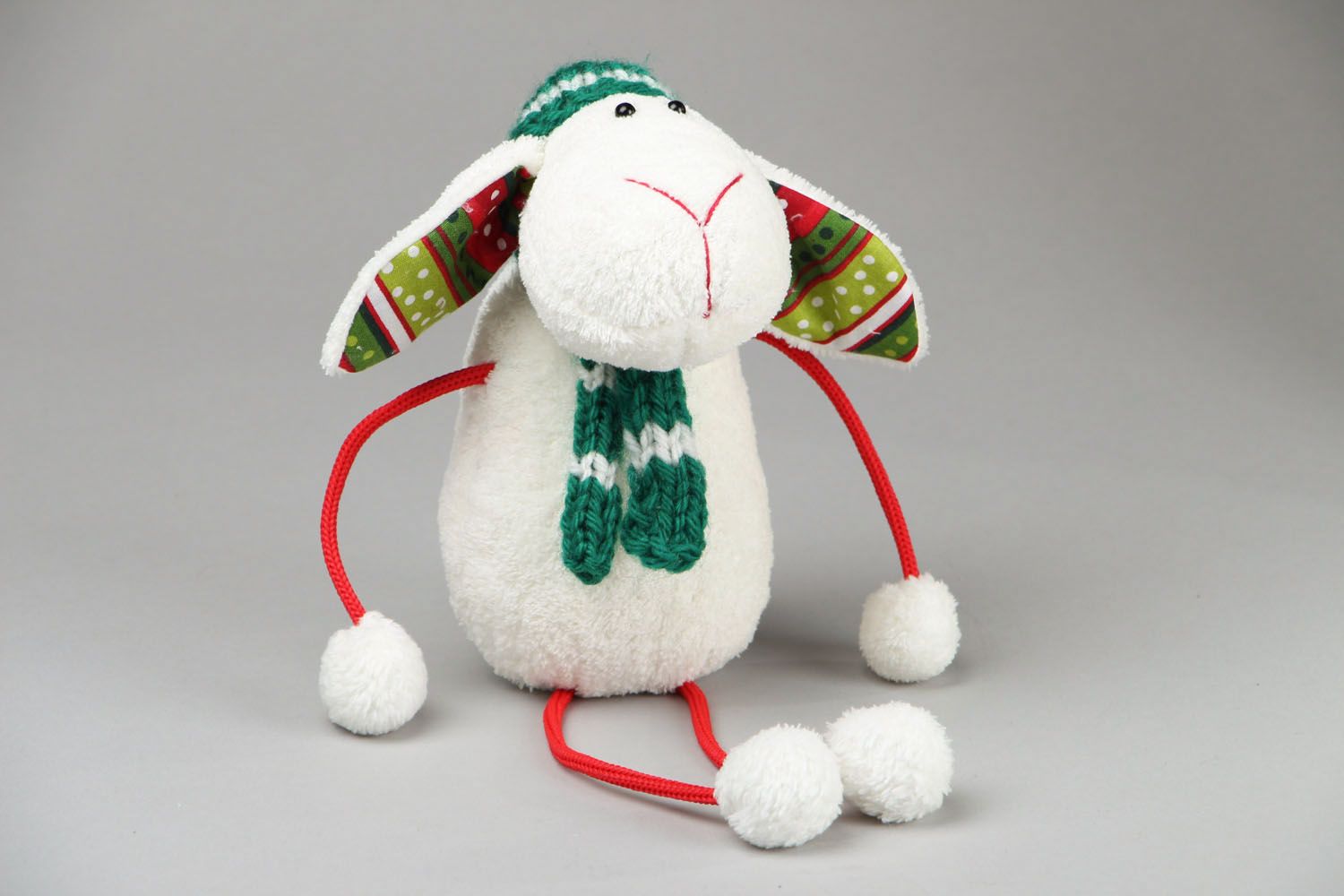 Текстильная игрушка в виде овечки фото 1