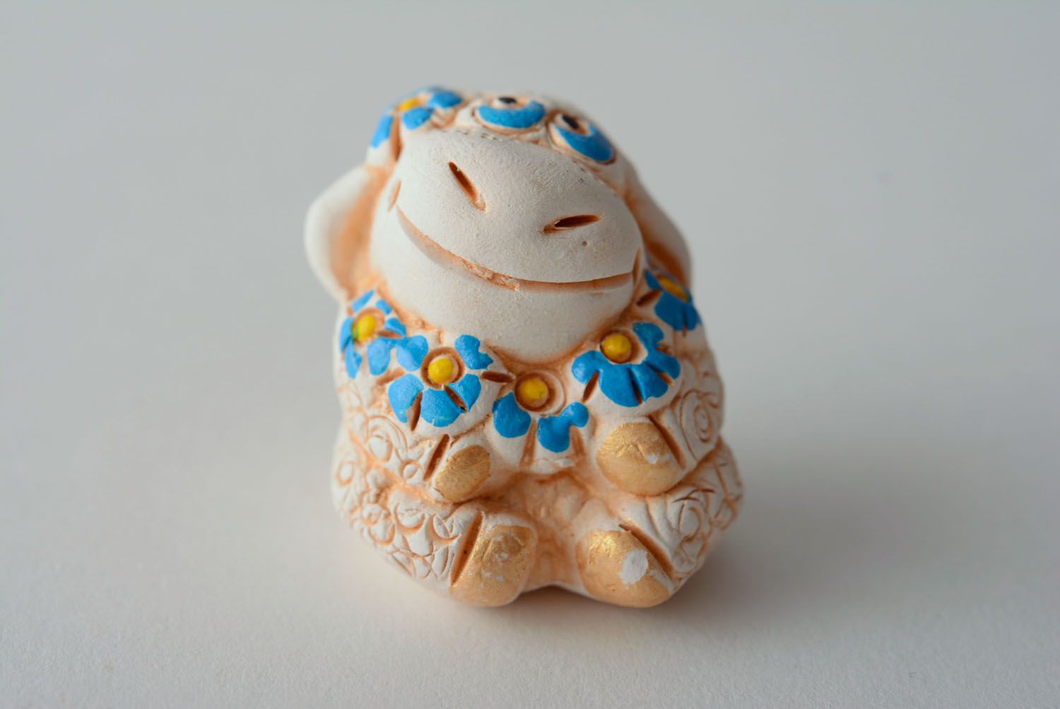 Figura decorativa de cerámica Oveja en flores foto 1
