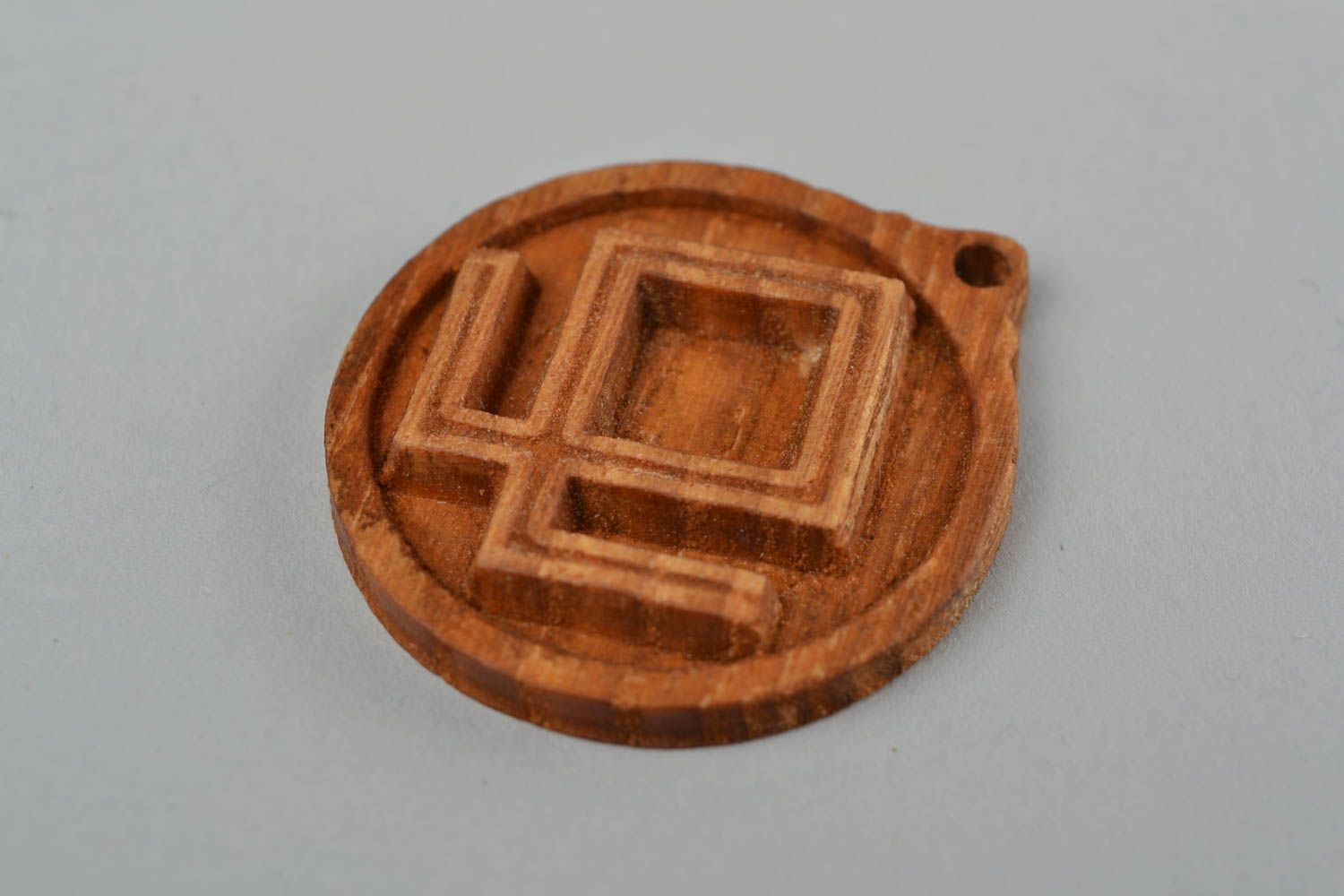 Pendentif rond en bois de frêne fait main talisman slave avec symbole de Berezha photo 4