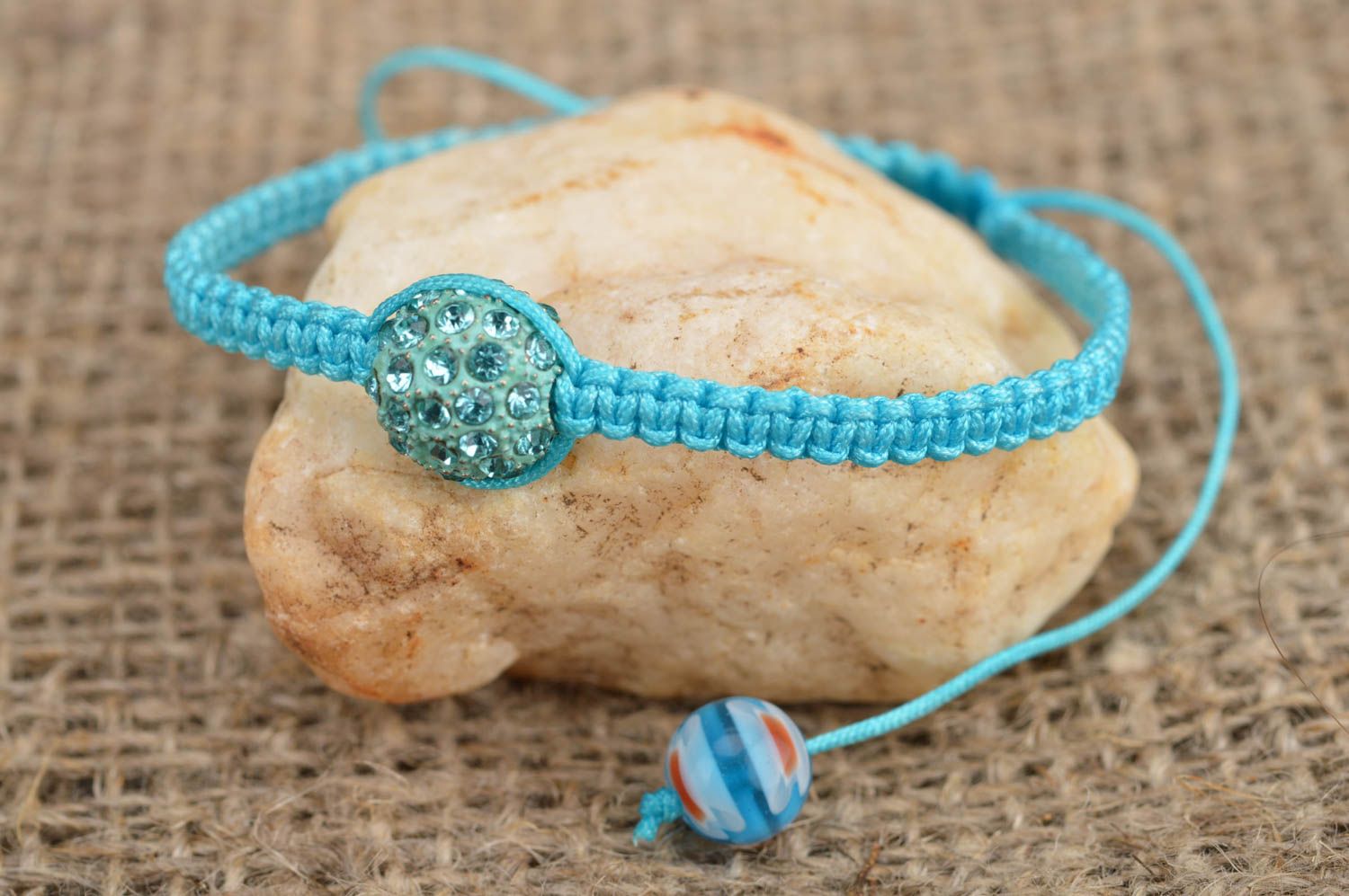 Bracelet en fils tressés et perles fantaisie fin bleu fait main original  photo 1