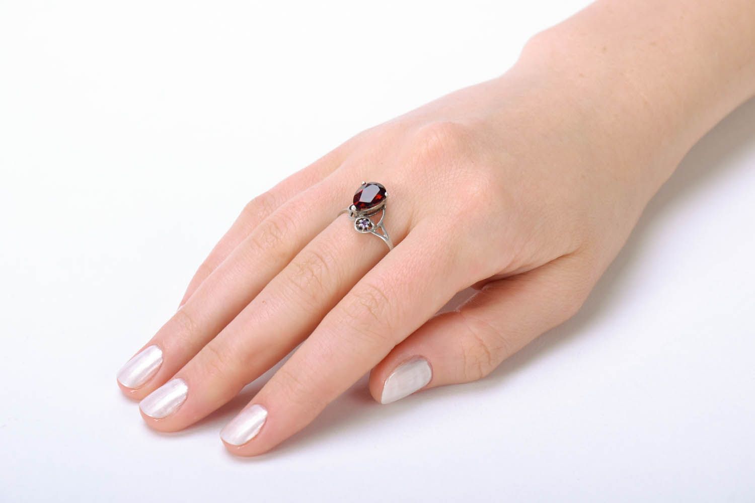 Серебряное кольцо с красным камнем  фото 5
