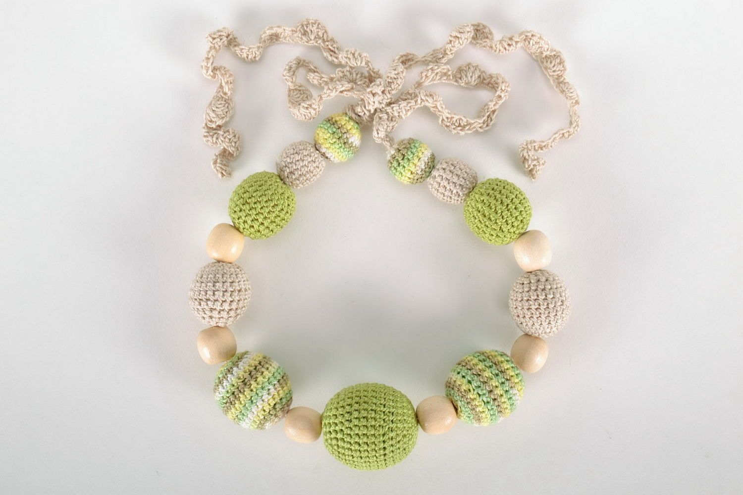 Handgemachte lindgrüne Slingo Halskette aus Holzperlen foto 4