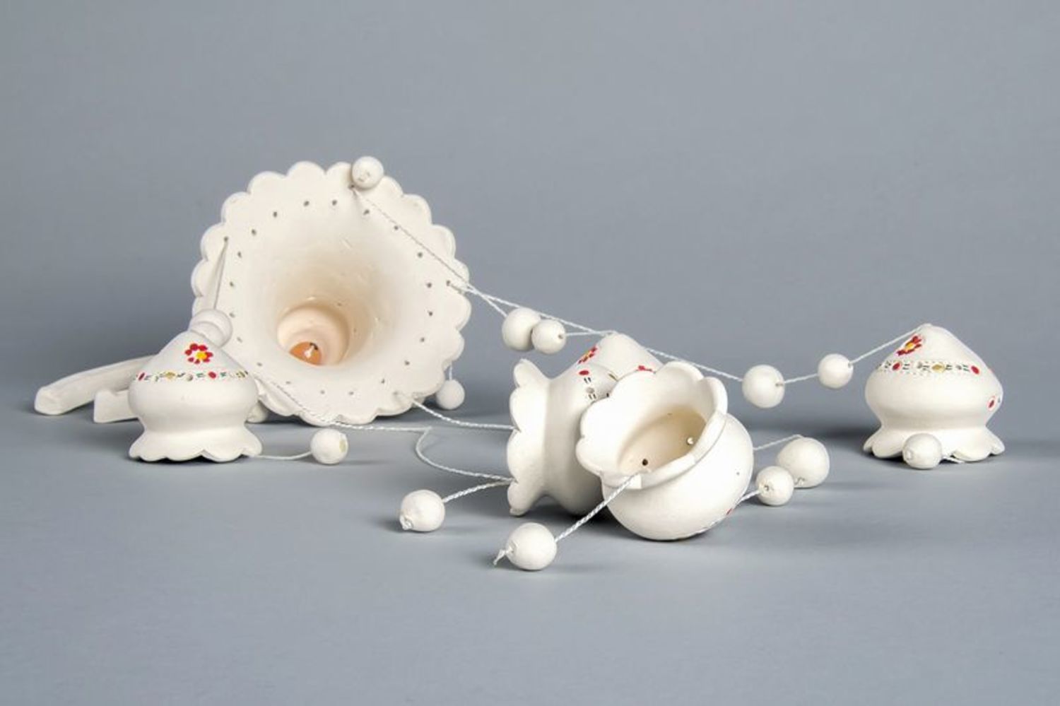Clochettes blanches céramiques avec suspension de fer à cheval photo 5