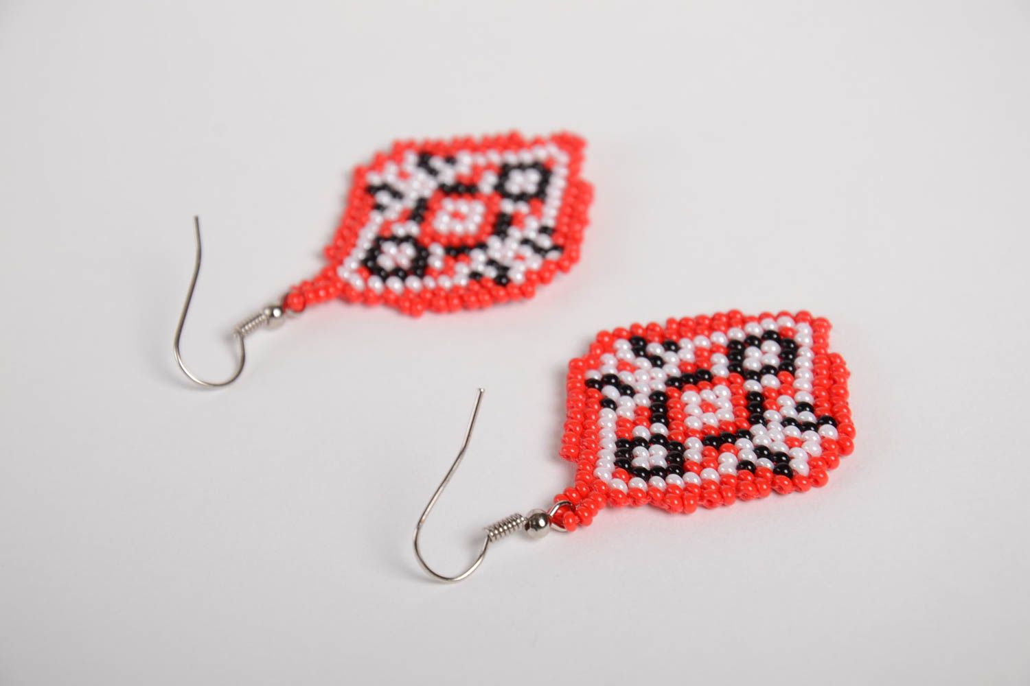 Boucles d'oreilles pendantes en perles de rocaille faites main rouges et noires photo 3