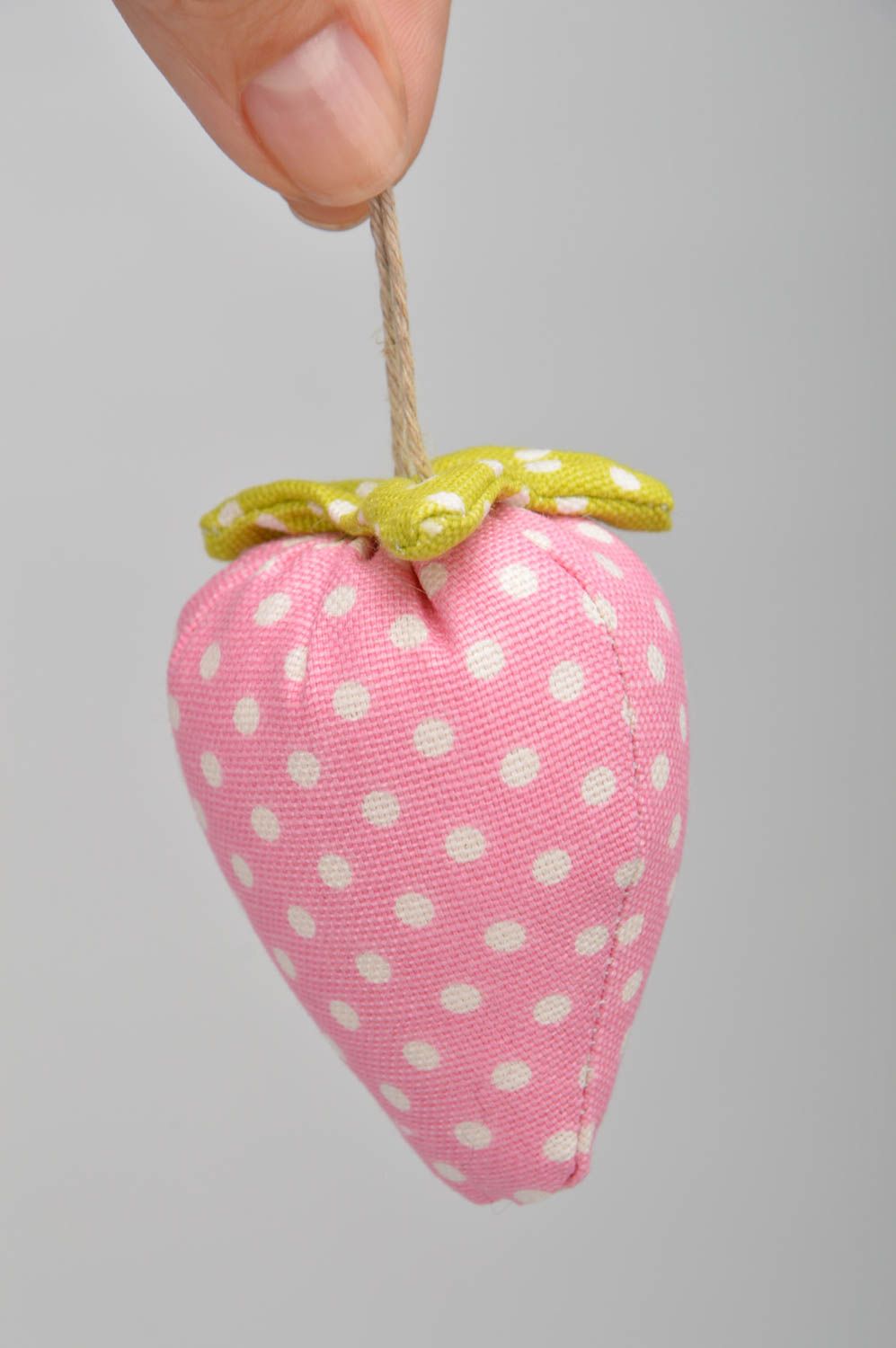 Colgante decorativo hecho a mano con forma de fresa de color rosado de algodón foto 3