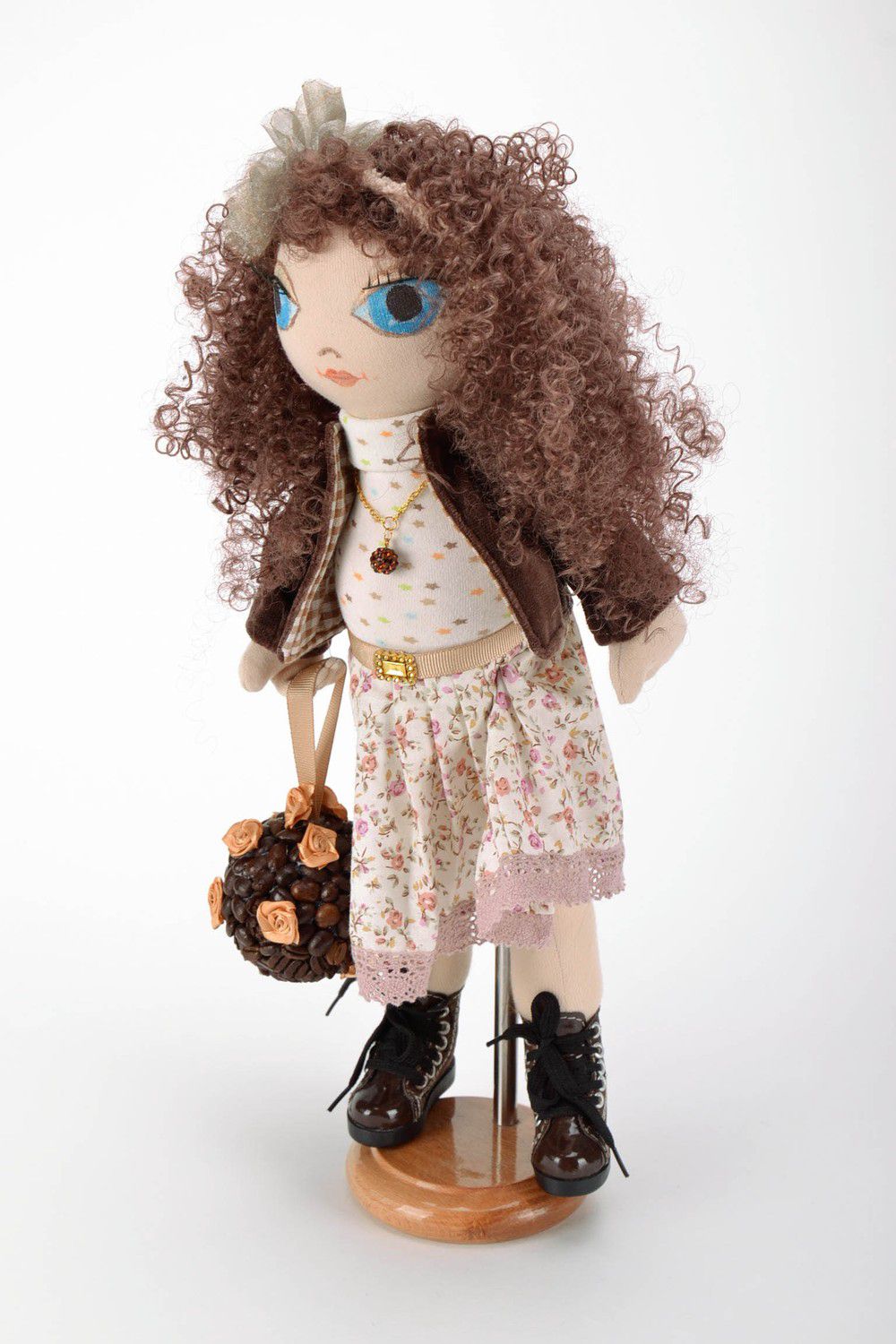 Кукла мягкая в коричневом пиджаке с подставкой фото 1
