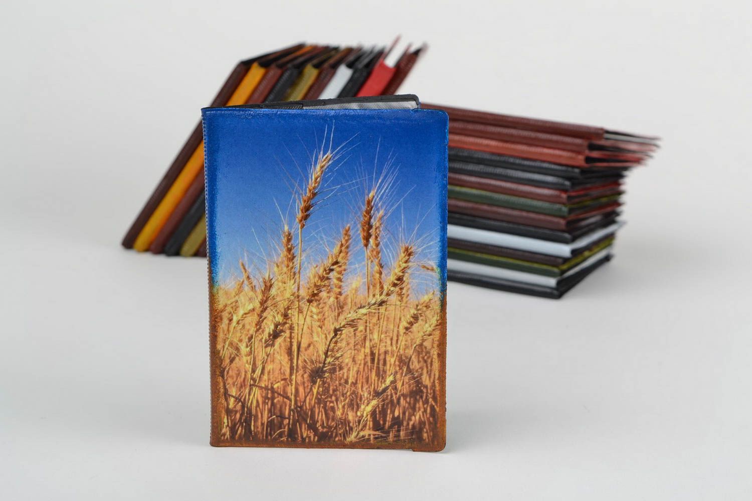 Handmade Designer Passhülle in Decoupage mit Bild von Weizen in Blau und Gelb foto 1
