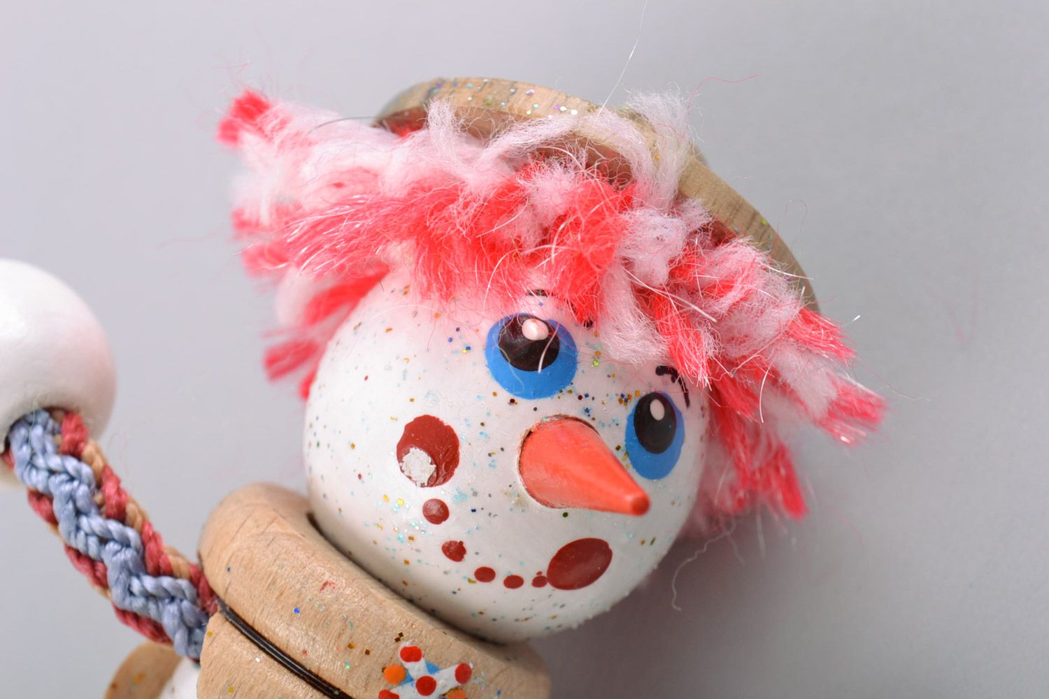Деревянная игрушка снеговик с росписью ручной работы для детей авторская милая фото 3