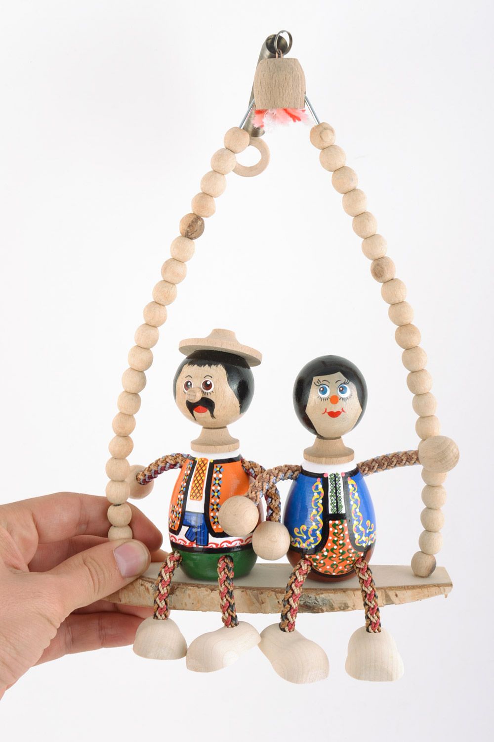 Handgemachtes Öko Spielzeug aus Holz Paar auf der Bank zum Aufhängen für Kinder foto 2