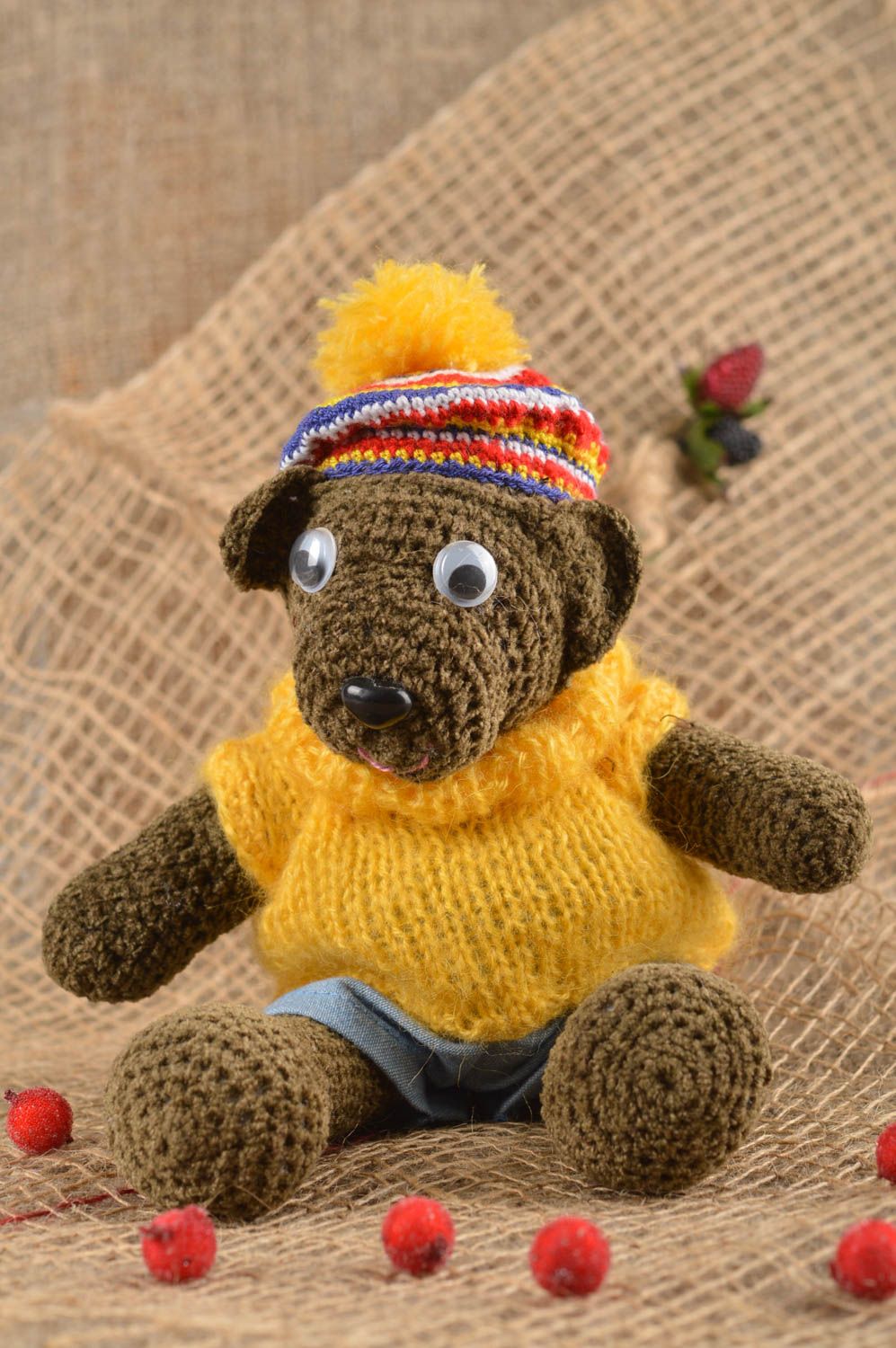 Jouet tricoté Peluche faite main ourson brun en jaune Cadeau enfant et décor photo 2